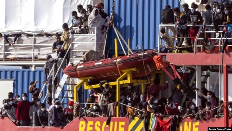 800 Göçmen Taşıyan Tekne İtalya'da Limana Yanaştı