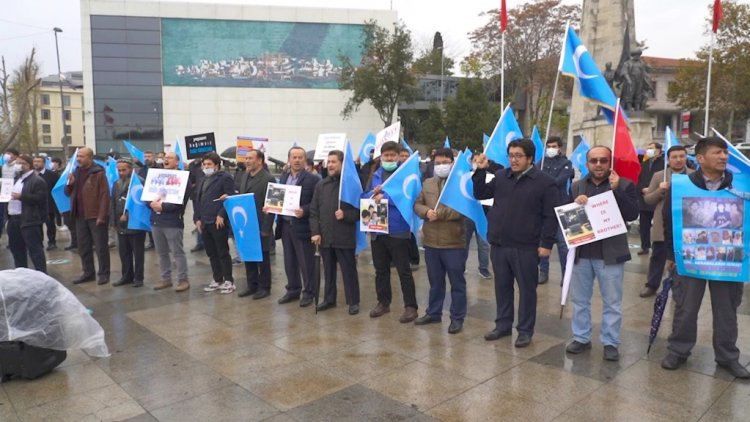 Uygur Türkleri Interpol Başkan Adayını Protesto Etti