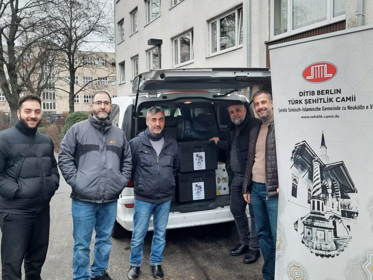 Berlin’de DİTİB Gönüllüleri Yüzlerce Kişiye Sıcak Yemek Dağıtıyor