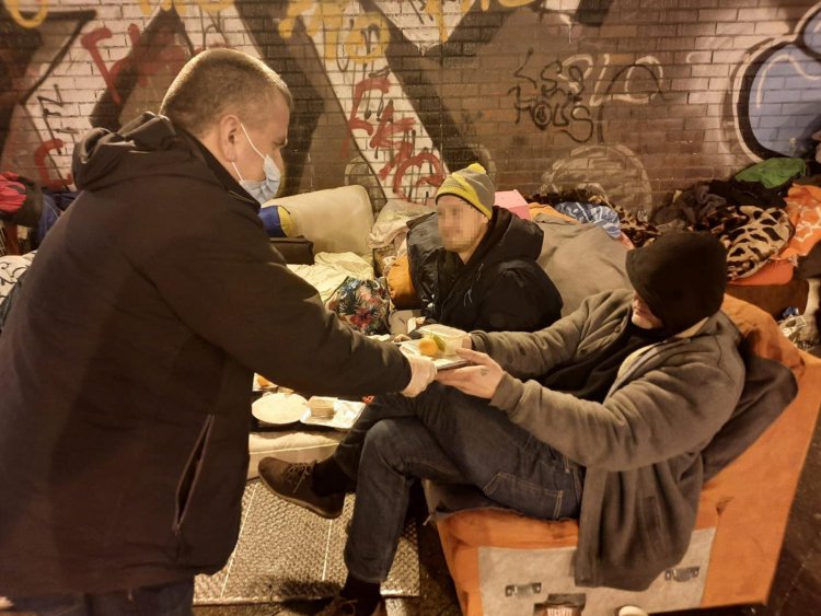 Berlin’de DİTİB Gönüllüleri Yüzlerce Kişiye Sıcak Yemek Dağıtıyor