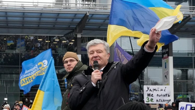 Vatana İhanetle Suçlanan Poroşenko Ukrayna’ya Döndü