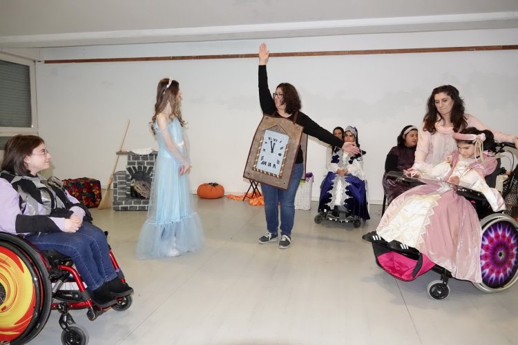 MİNA Tiyatro Grubu '’Külkedisi Sinderalla'' Prömiyeri ile Sahnelere Dönüyor