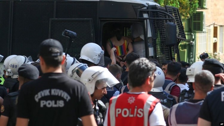 Onur Yürüyüşü’ne Polis Müdahalesinde En Az 150 Gözaltı
