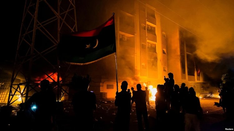 Libya’da Protestocular Parlamento Binasını Yaktı