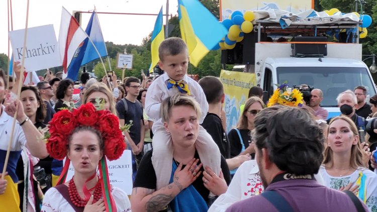 Berlin'de Ukrayna'nın Bağımsızlık Günü Yürüyüşü Düzenlendi