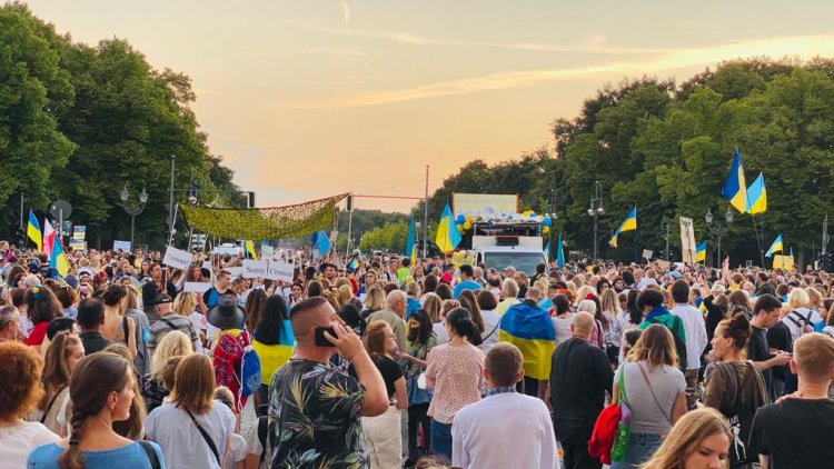 Berlin'de Ukrayna'nın Bağımsızlık Günü Yürüyüşü Düzenlendi