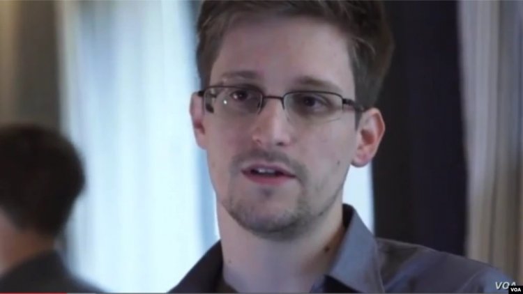 Rus Vatandaşı Olan Snowden Pasaportunu Aldı
