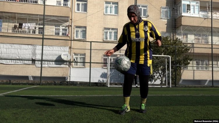 48 Yaşında Profesyonel Futbolcu Oldu