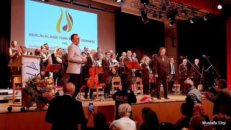 Berlin Klâsik Türk Müziği Derneği Korosu ''Sevgi Varsa Engel Yok ''