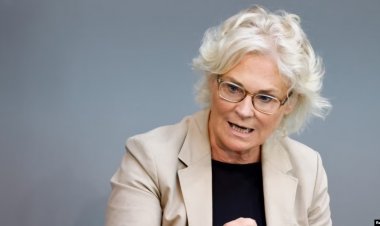 Almanya Savunma Bakanı İstifa Etti