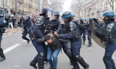 Fransa'da Çalışanlardan Hükümete Dev Protesto