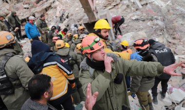 CANLI BLOG: Deprem Sonrası Can Kaybı 20 Bini Geçti Halk Müteahhitlere Tepkili