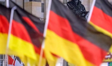 Almanya İki İran Elçilik Çalışanını Sınırdışı Ediyor