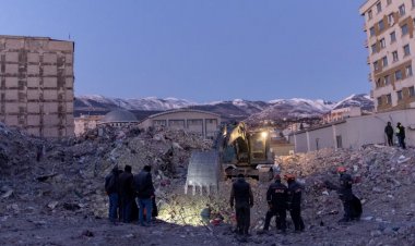 “Depremin Ardından 1,5 Milyon Kişi Evsiz Kaldı”