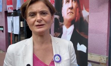 'Meral Hanım Düşüncelerini Paylaşırken,Kıymetli Betimlemeler Yapmıştır.''