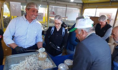 Flake Deprem Bölgesinde Yemek Dağıtımına Katıldı