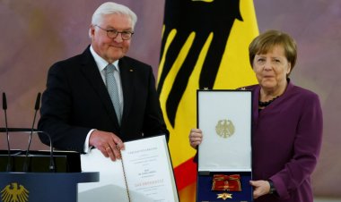 Angela Merkel’e Liyakat Nişanı