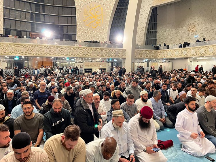 Köln DİTİB Merkez Camii’nde Kadir Gecesi Dualarla İdrak Edildi