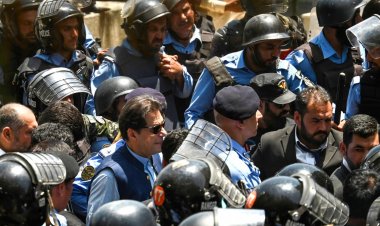 Pakistan'da Eski Başbakan Khan Hakim Karşısında