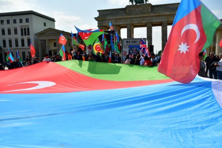 Azerbaycan Türklerinden Berlin'de Yürüyüş!