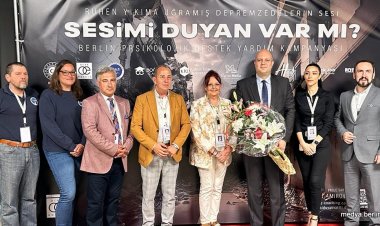 Berlin'de Depremzedeler  Anıldı.