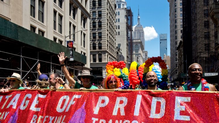 LGBTQ+ Onur Ayı protestolar geçit törenleri ve partilerle başlıyor