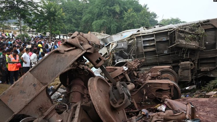 Hindistan'ta tren kazasında yüzlerce can kaybı