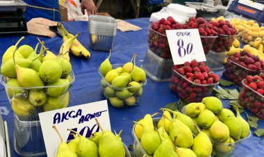 Pazarda emekliler fiyatlara tepkili: “Maaşlarımıza zam istemiyoruz bu pahalılık dursun”