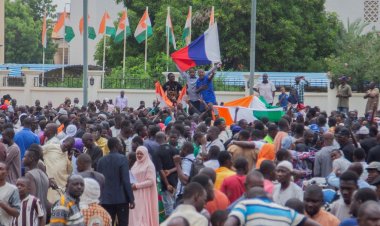 Nijer'de ordu komutasından cumhurbaşkanlığı sarayı muhafızlarının başlattığı darbeye destek