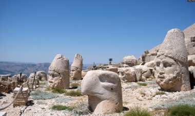 Nemrut Dağı depreme rağmen binlerce turisti ağırlıyor