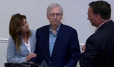 Senatör McConnell kameraların karşısında yine donakaldı