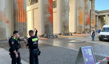 İklim Aktivistleri Tarihi Brandenburg Kapısı'na Saldırı.