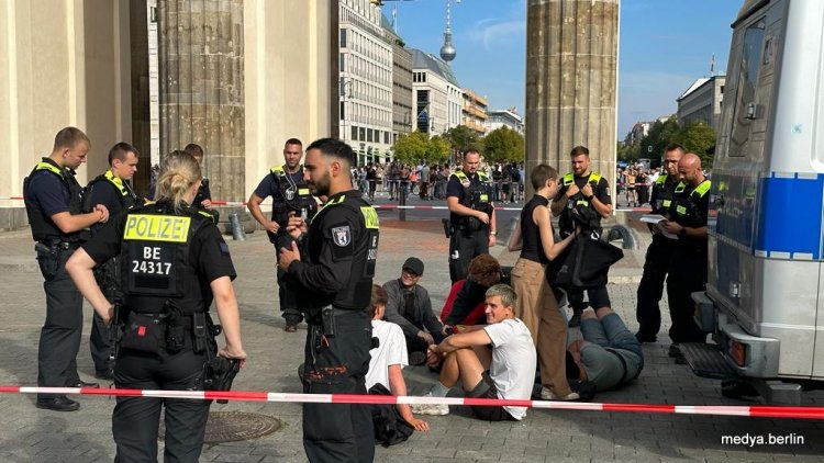 İklim Aktivistleri Tarihi Brandenburg Kapısı'na Saldırı.