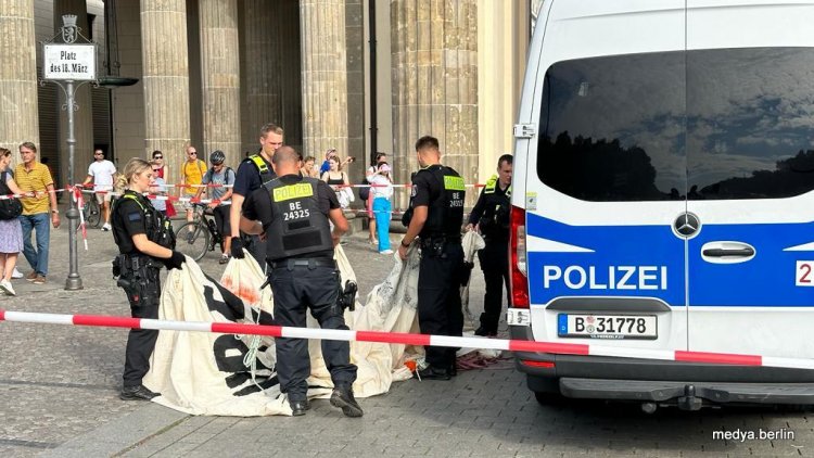 İklim Aktivistleri Tarihi Brandenburg Kapısı'na Saldırı.