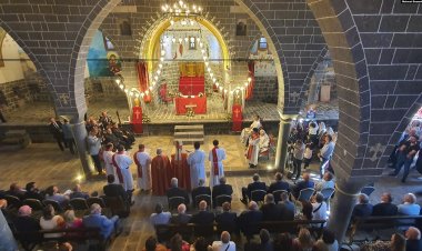 Keldaniler sekiz yıl sonraki ilk ayinde Ortadoğu barışı için dua etti