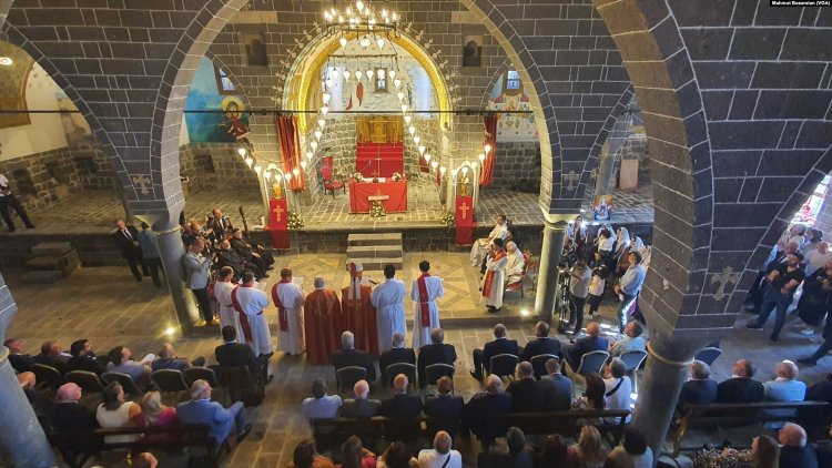 Keldaniler sekiz yıl sonraki ilk ayinde Ortadoğu barışı için dua etti