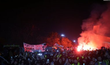 Galatasaray ve Fenerbahçe'yi binlerce kişi havaalanlarında karşıladı