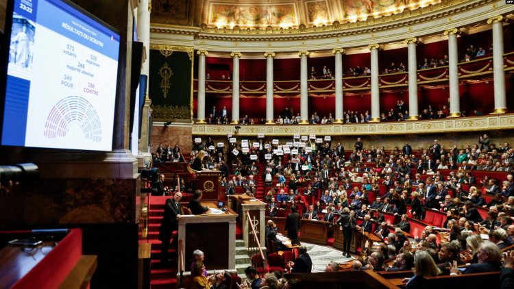 Fransa’da tartışmalı göç yasası kabul edildi: Göçmenler için zor dönem başlıyor
