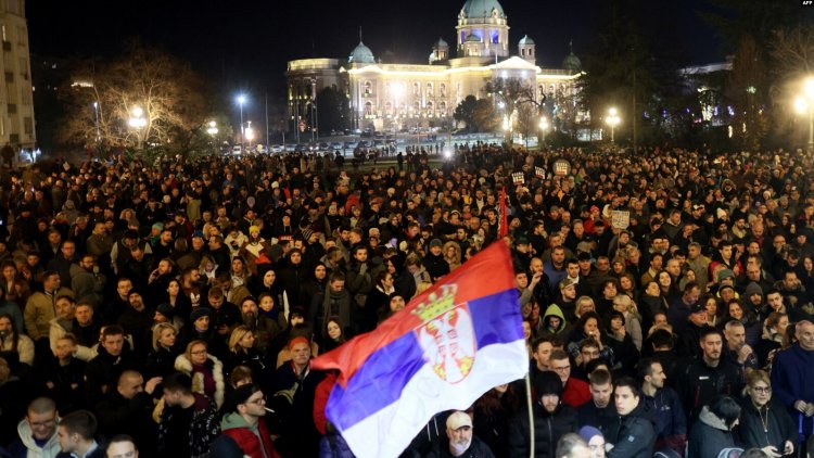 Sırbistan’da seçimlerin iptali isteniyor: Göstericilerle polis çatıştı