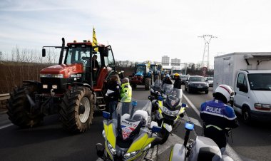 Fransa’da çiftçiler Paris’i kuşatmak için yolda
