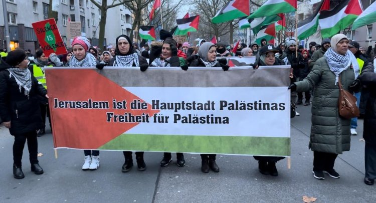 "Berlin'de Filistin'e Destek Yürüyüşü Gerginliği: 'Siyonizm Faşizmdir' Sloganıyla Olaylı Anlar!"