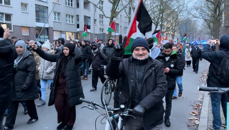 "Berlin'de Filistin'e Destek Yürüyüşü Gerginliği: 'Siyonizm Faşizmdir' Sloganıyla Olaylı Anlar!"