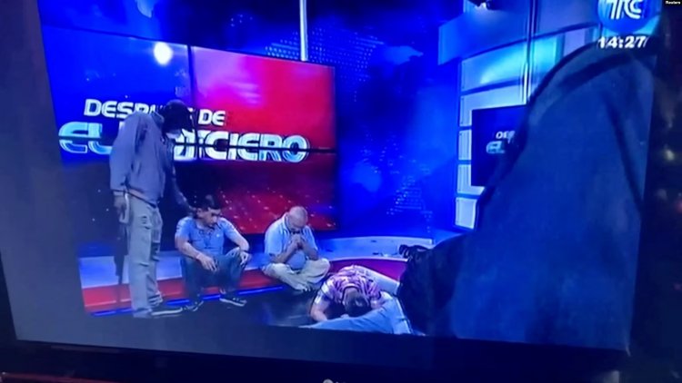 Ekvador’da silahlı kişiler canlı yayın sırasında televizyon stüdyosunu bastı