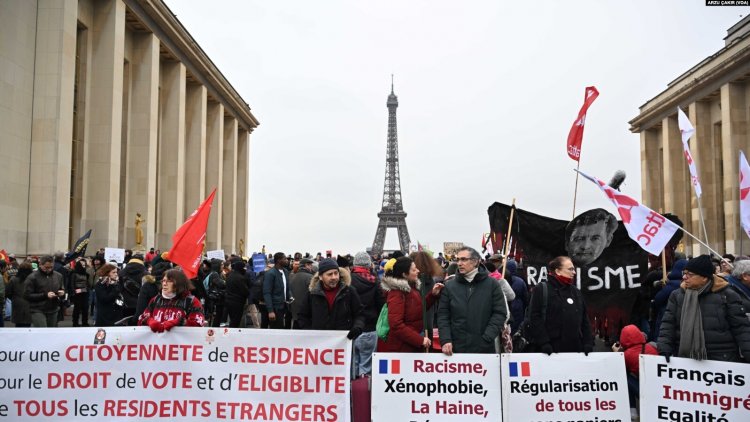 Fransa’da tartışmalı göç yasası protesto edildi