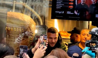 Poldi'nin Döner Kebap Dükkanının Önünde Büyük Kuyruk