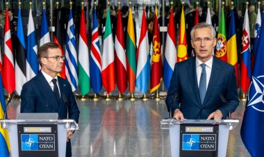 NATO’da İsveç için katılım töreni: İsveç bayrağı Türk bayrağının yanında