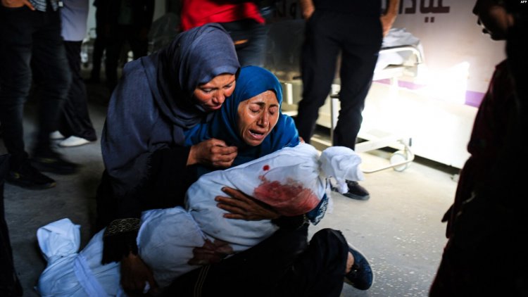 Filistinli sağlık yetkililerine göre İsrail Refah’ta yerlerinden edilenlerin kaldığı kampı vurdu, 20’nin üzerinde ölü var