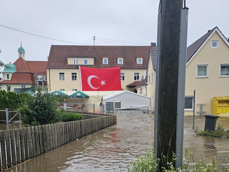 Almanya’da sel felaketinde hayatını kaybeden Asuman Özen son yolculuğuna uğurladı