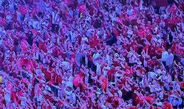 Türk Milli Takımı'na Binlerce Bayrakla Destek!