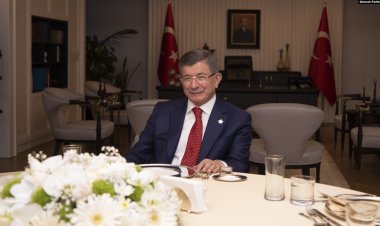 Eski Başbakan Davutoğlu göçmen tartışmasında sert çıktı: “Tampon bölge kuralım demiştim, Milli Güvenlik Kurulu’ndakiler konuşmalı”